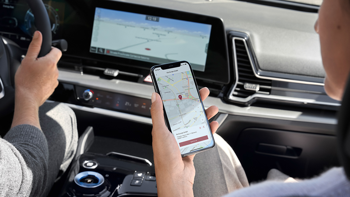Nahaufnahme von Mobiltelefon in Hand von Beifahrer