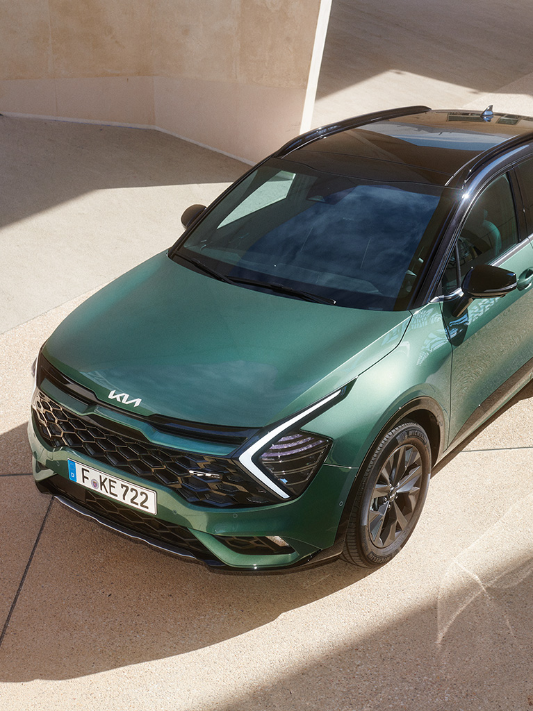 Grüner Sportage aus Vogelperspektive